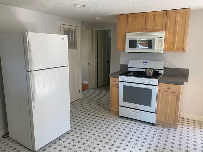 Building Photo - Adorable 3 bed/ 1 bath Home Desirably Loca...