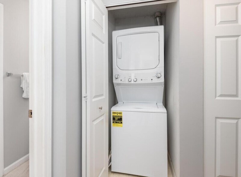 Washer/Dryer in unit - 6165 Chasewood Pky
