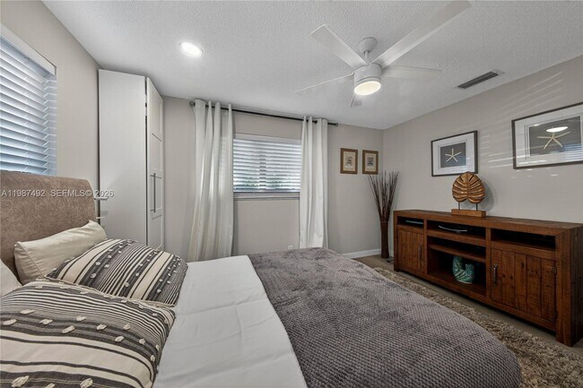 Building Photo - 371 SE 3rd St