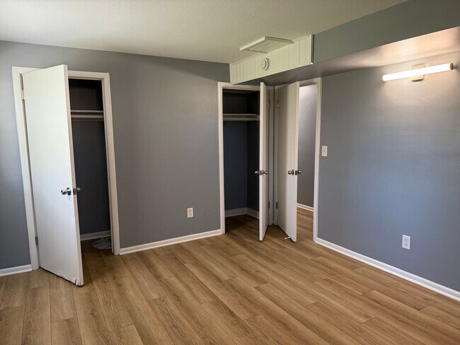 Building Photo - 6040 Hemlock Ln N