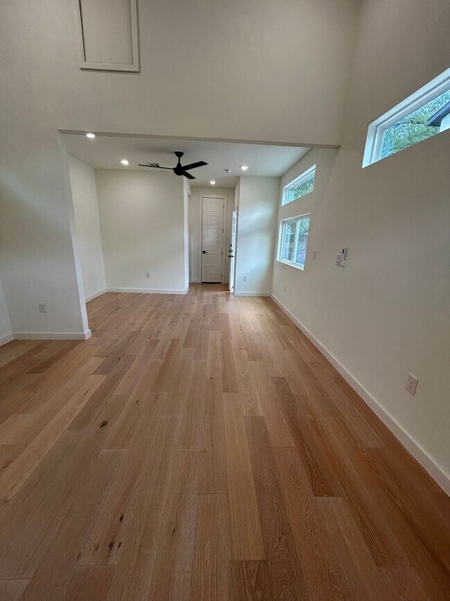 Building Photo - 1403 Cometa St