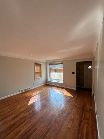Building Photo - 1429 Venice St
