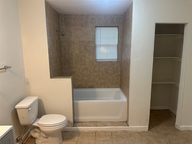 Building Photo - 9301 Chesterfield Dr