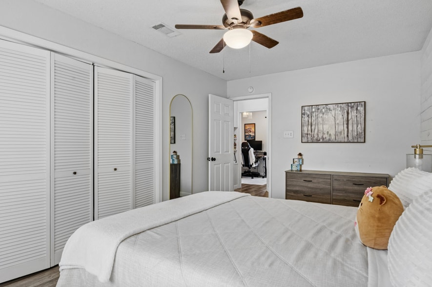 Building Photo - 1015 E Yager Ln