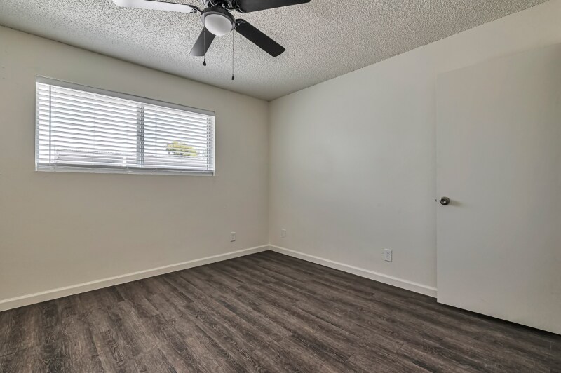 Building Photo - 5927 W Rose Ln
