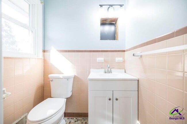 Building Photo - 718 Oakview Square