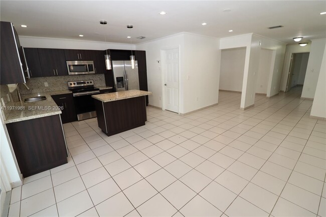 Building Photo - 230 SW 30th Ave