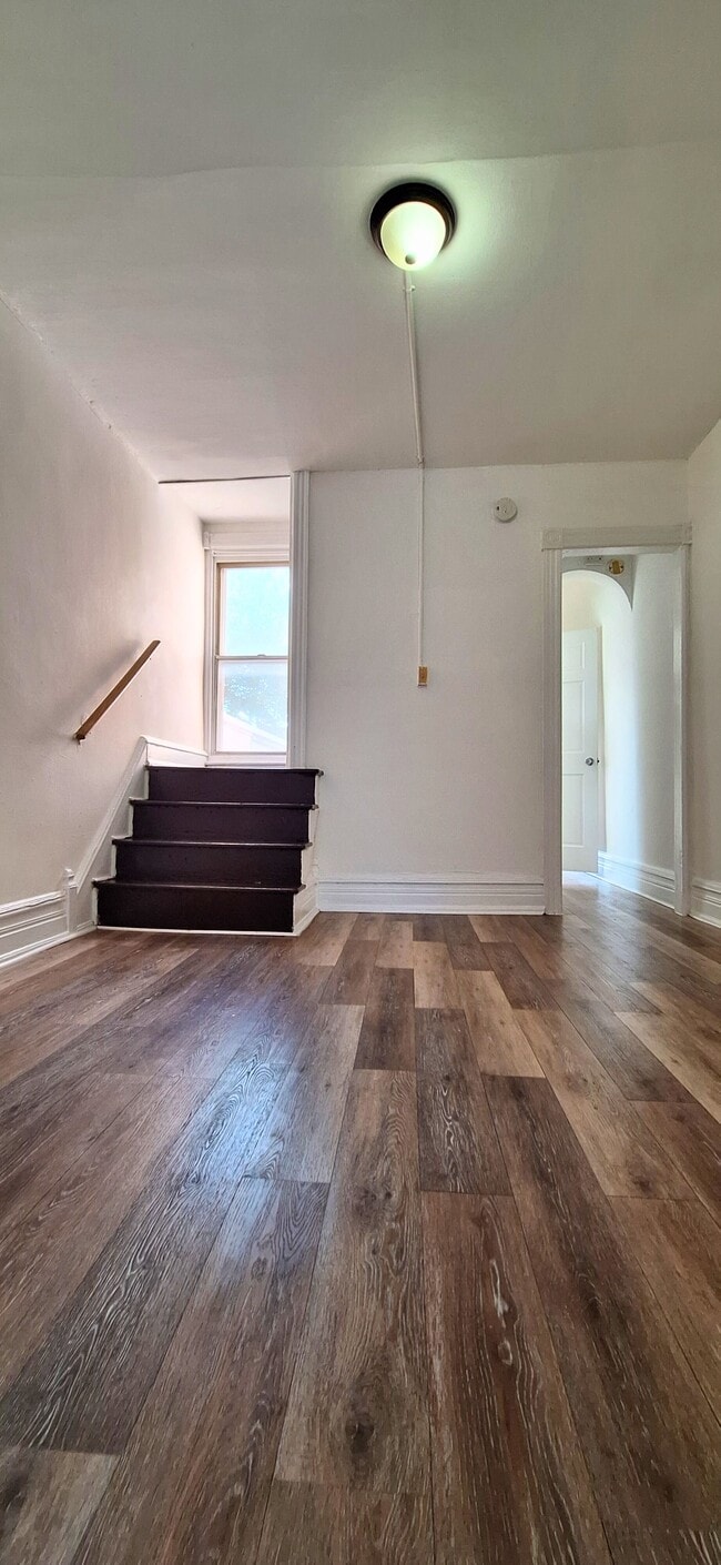 Building Photo - 925 1/2 W Liberty St