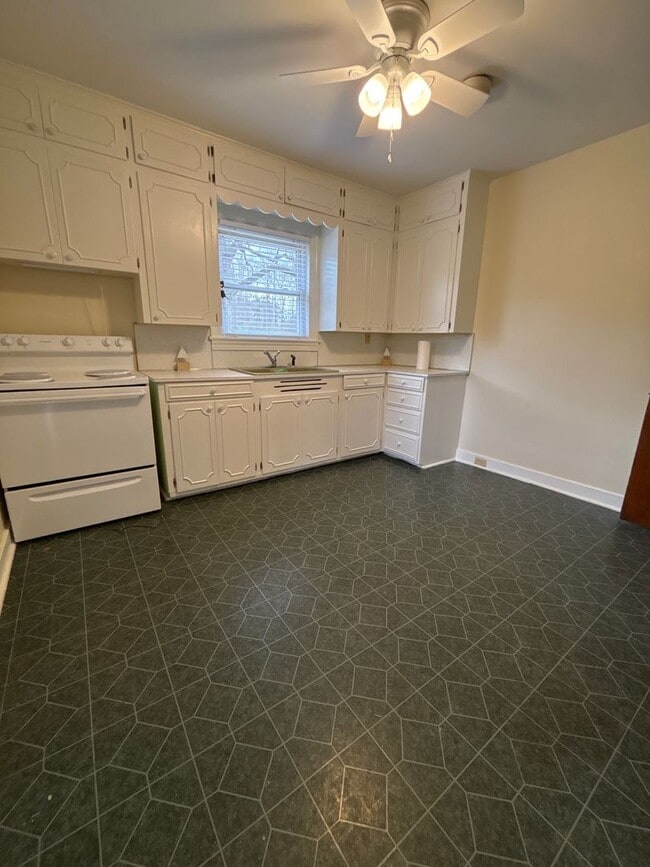 Building Photo - 4 Bedroom House / South Jackson