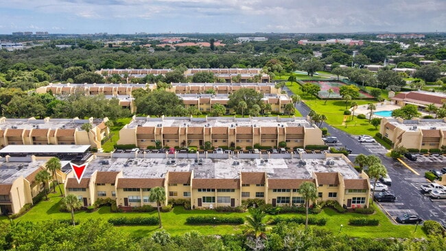 Building Photo - 2825 SW 22nd Ave