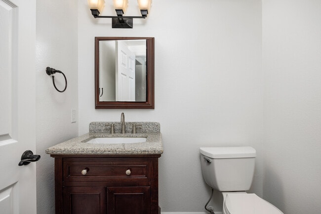 Building Photo - 844 Bluebell Ct
