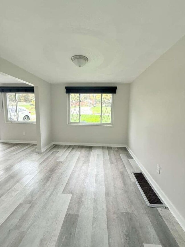 Building Photo - Beautifully remodeled 2-bedroom, 1 1/2-bat...