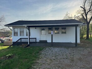 Building Photo - 3 Bedroom 2 Bathroom Home for Rent in Bluff City, TN
