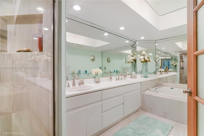 Building Photo - 16425 Collins Ave