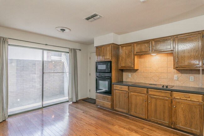 Building Photo - BEAUTIFUL and SPACIOUS Townhome in Ideal L...