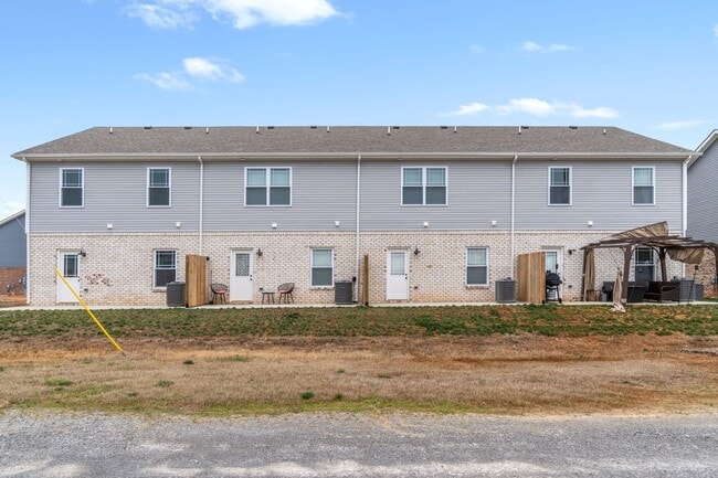 Building Photo - Pet Friendly Three Bedroom!