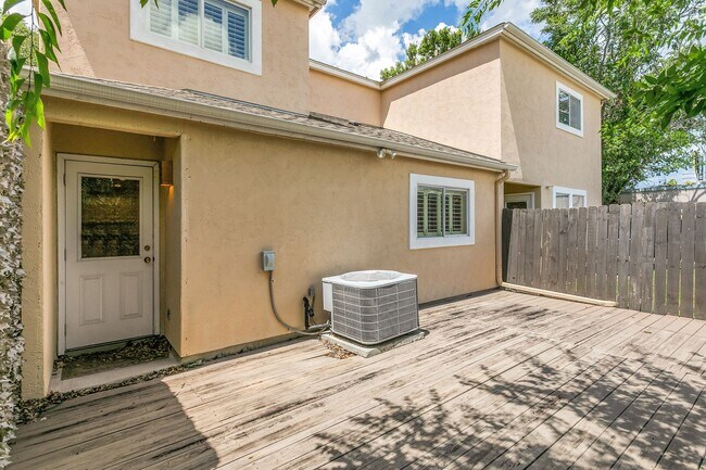 Building Photo - 2-BEDROOM, 2.5-BATHROOM DUPLEX/CONDOMINIUM IN TERRELL HEIGHTS