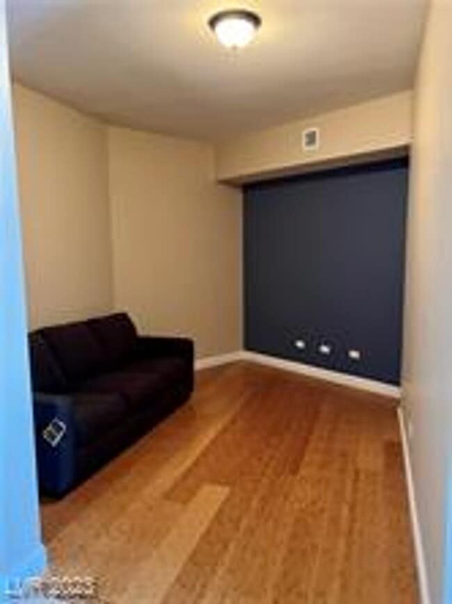 Building Photo - Allure Stunner!