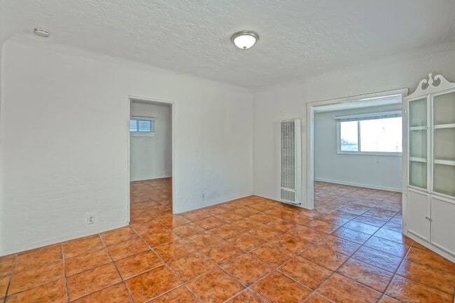 Building Photo - 3809 Crest Dr