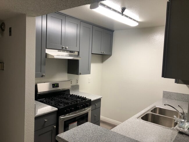 Building Photo - 1791 N Sycamore Ave