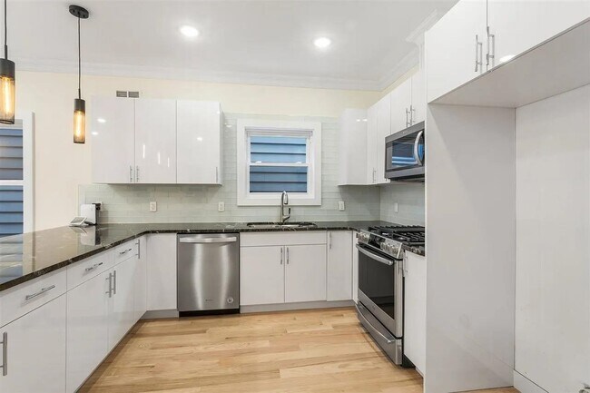 Building Photo - 379 Ege Ave