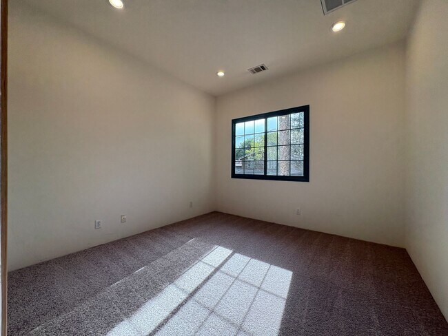 Building Photo - Spacious and Inviting 3-Bedroom, 2.5-Bath Townhome in the Heart of Menlo Park