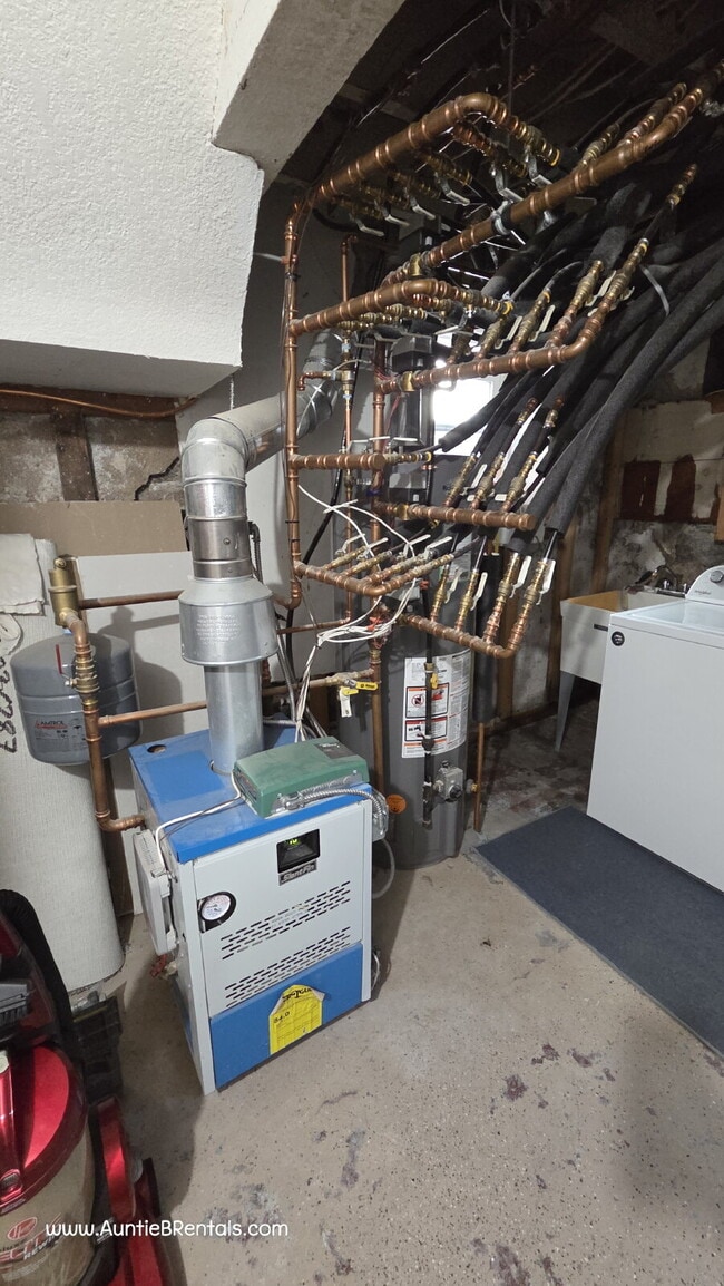 Building Photo - Utilities inclued - Quiet studio move-in r...