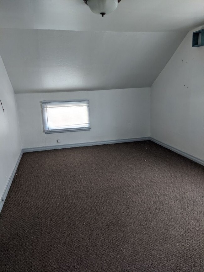 Building Photo - $1200 - 2 Bedroom 1 Bath Home - Heart of the City