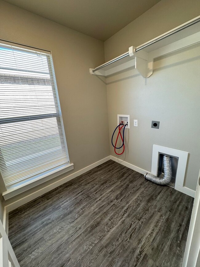 Building Photo - 4 Bedroom in Harvest