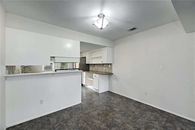 Building Photo - 5616 Oak Blvd