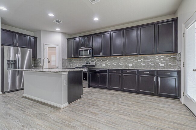 Building Photo - GORGEOUS 4BR 2.5 BATH WITH LOTS OF NEIGHBORHOOD AMENITIES! Available August 7th!