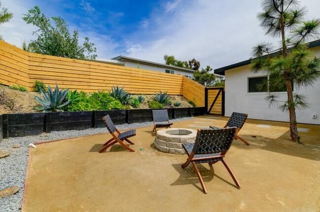 Building Photo - 210 Rosebay Dr