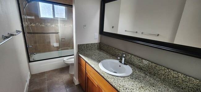 Building Photo - Beautiful 3 Bedroom 2 Bathroom Duplex in Desirable Greenhaven/Pocket Neighborhood