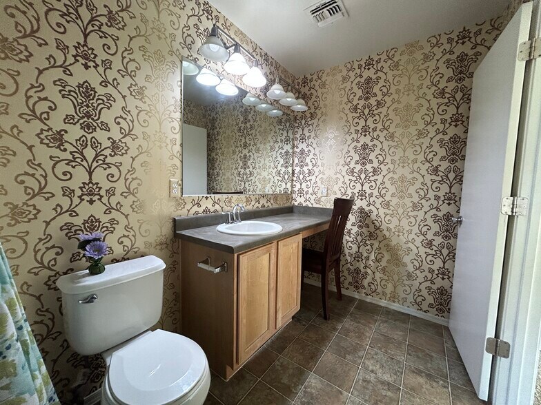 Building Photo - 8111 W Lynwood St