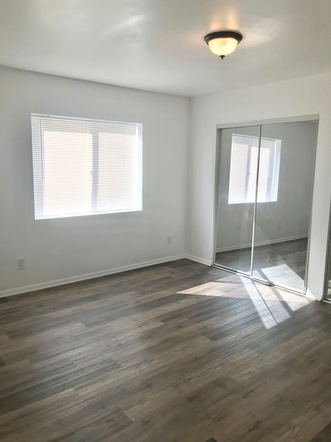 Building Photo - Beautilful Corner Unit Multi-Level Townhou...