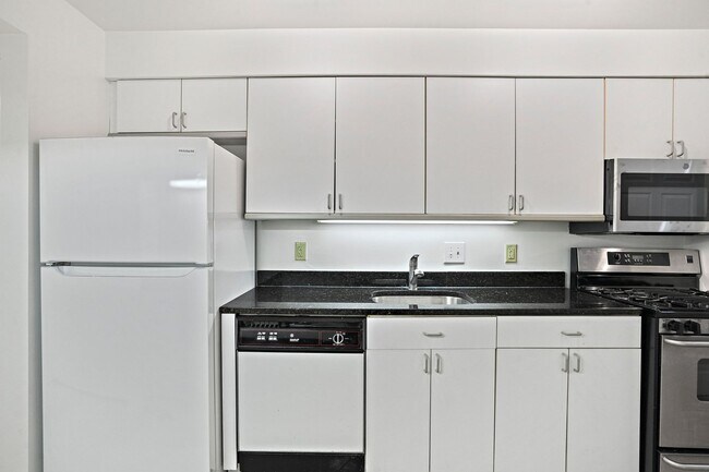 Building Photo - Wonderful Woodley 1 Bedroom with Parking