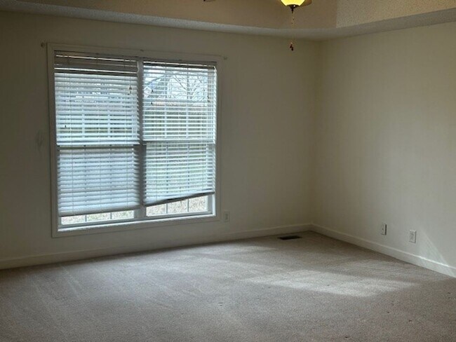 Building Photo - 4236 N Woodstock Dr