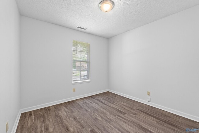 Building Photo - 113 Fernwood Cir