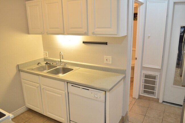 Building Photo - Beautiful Condo in Prime Centerville Location!