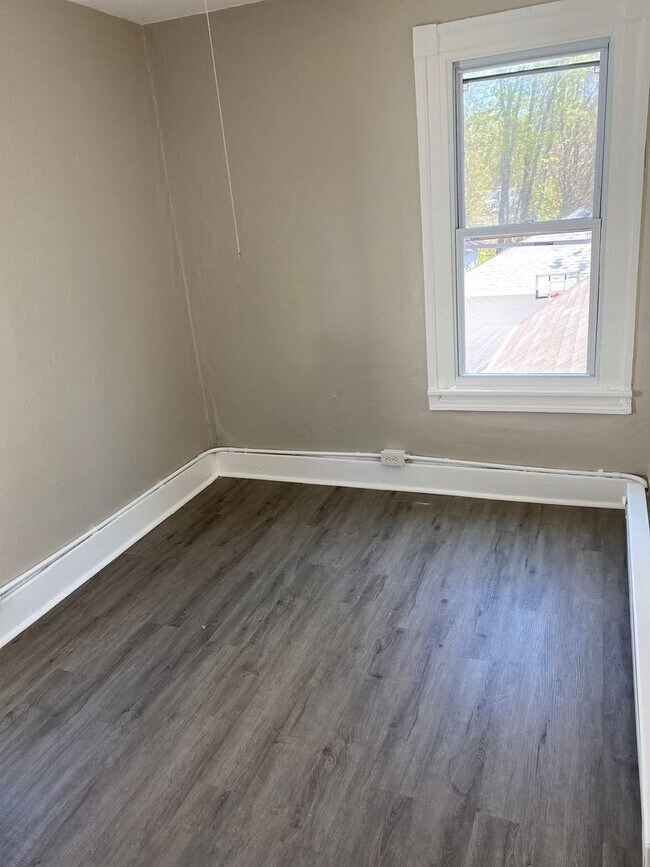 Building Photo - 3 BR, 1 BA House