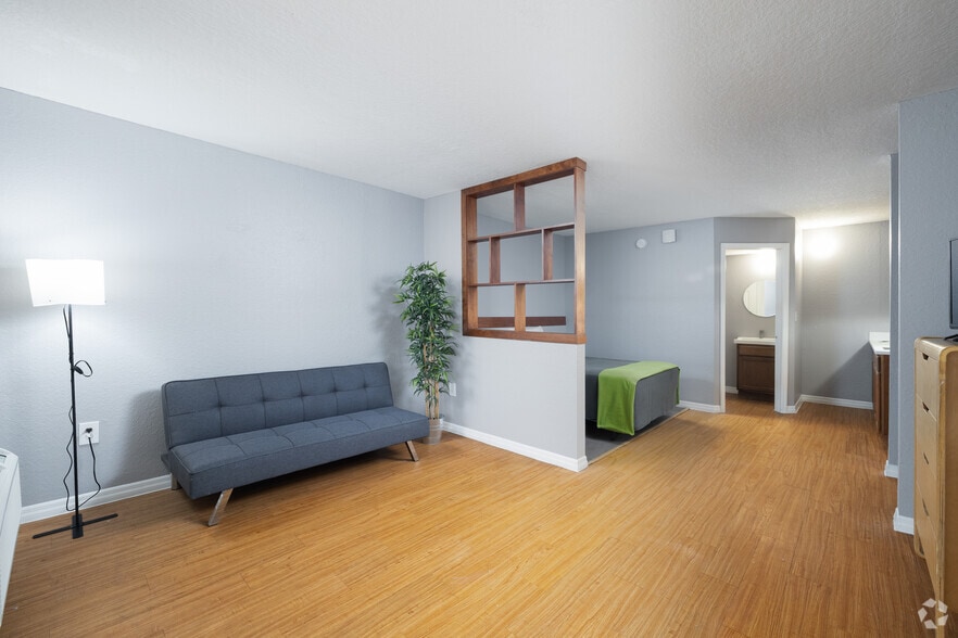 Studio Model - Entrance - Staymore