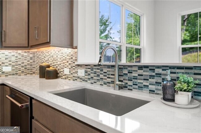 Building Photo - 2815 Medford Dr