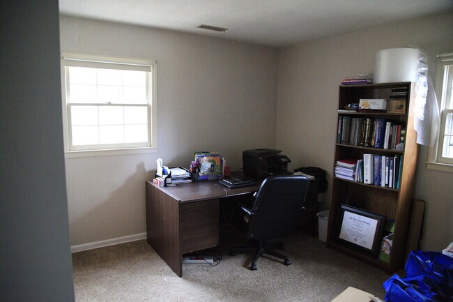 Building Photo - Spacious split level home, see today!