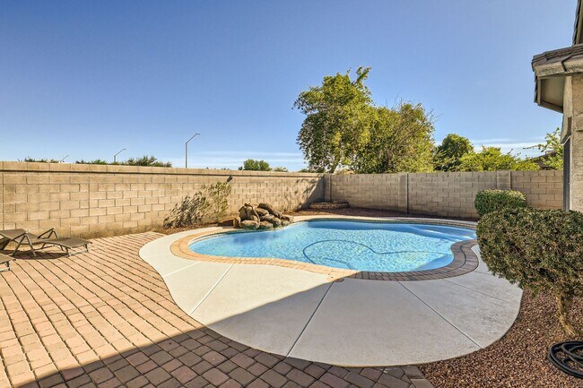 Building Photo - 3 Bed/ 2 Bath House - Large Private Pool