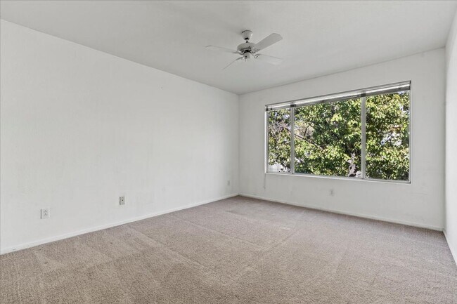 Building Photo - Bright, Modern 2 Bedroom Upstairs Condo, Community Pool, Gated, Covered Parking