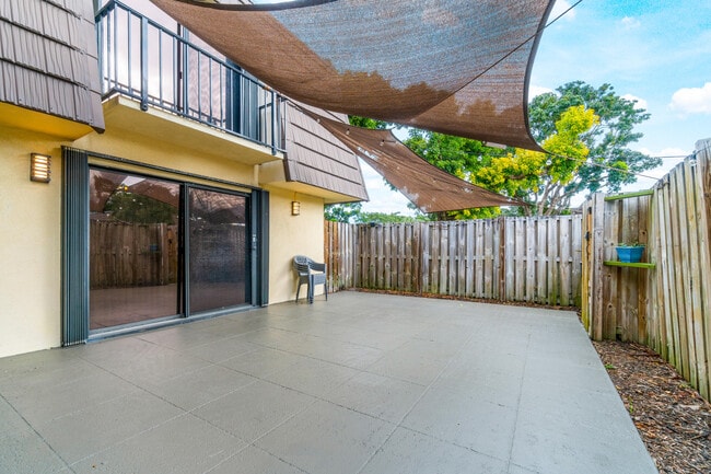 Building Photo - 1015 10th Ct