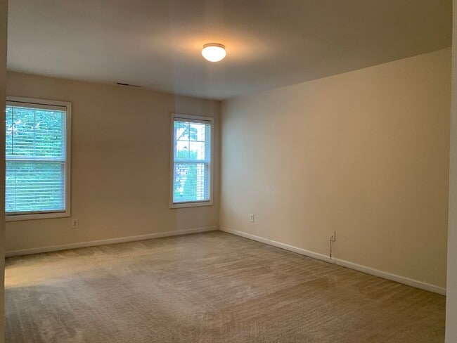 Building Photo - Beautiful 3 Bedroom Townhome in Raleigh near beautiful park! Apply Now!