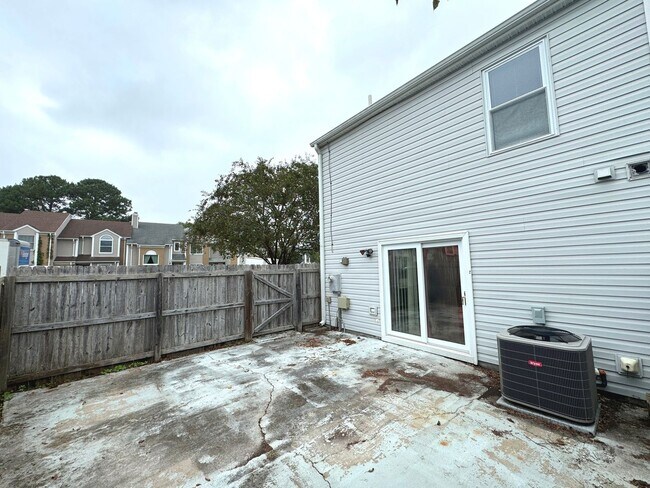 Building Photo - End unit Townhome in the heart of Chesapeake! Available Late July