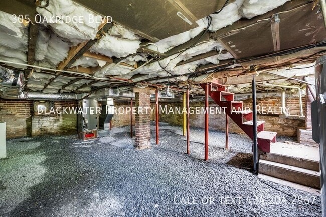 Building Photo - 305 Oakridge Blvd