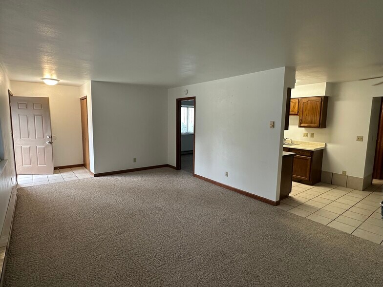 Primary Photo - 1049 Lakeshore Dr